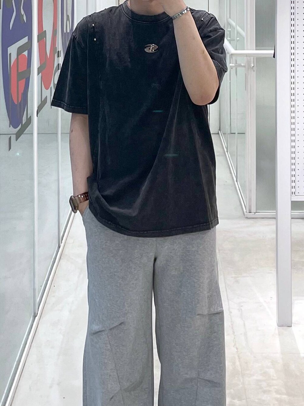 ブラック系のTシャツ/カットソー、グレー系のその他パンツを着用したメンズの夏コーディネートの2枚目の写真