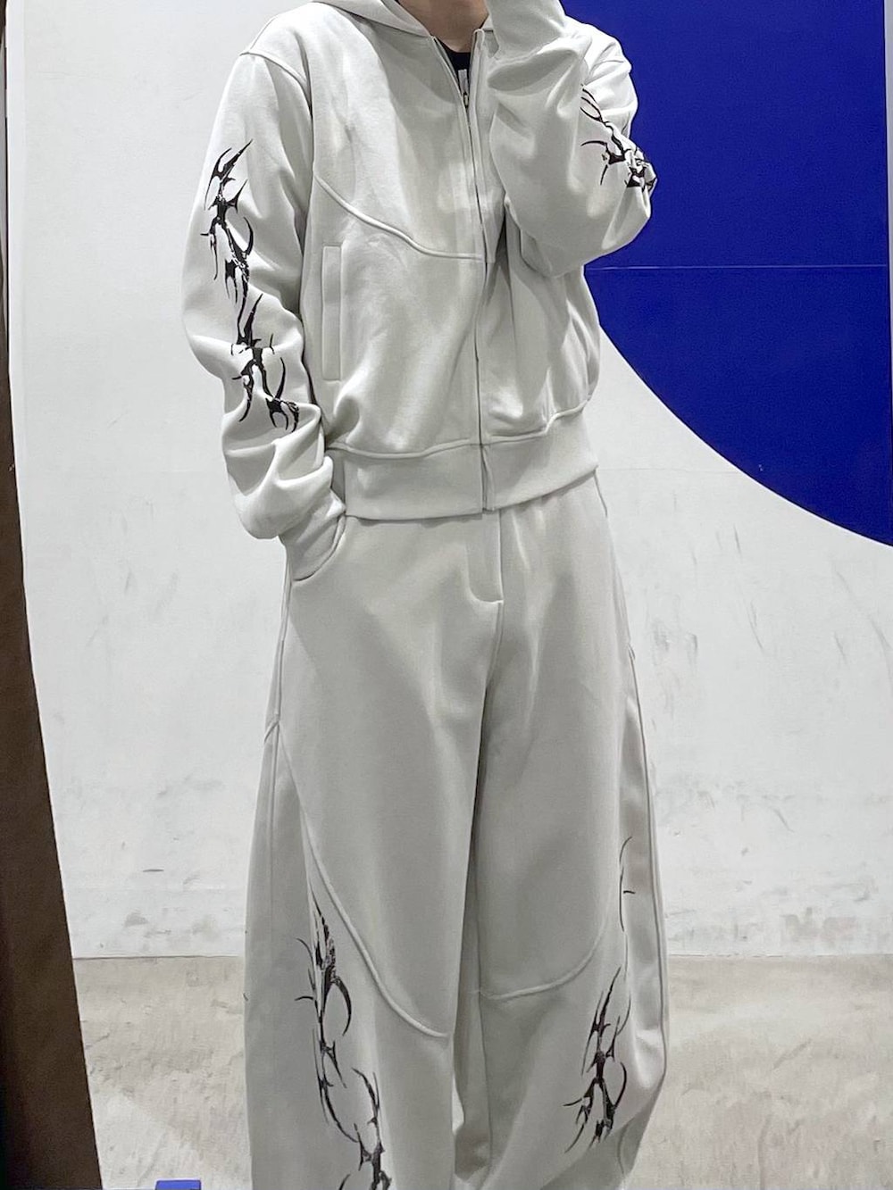 ホワイト系のパーカーを着用したメンズの冬コーディネートの2枚目の写真