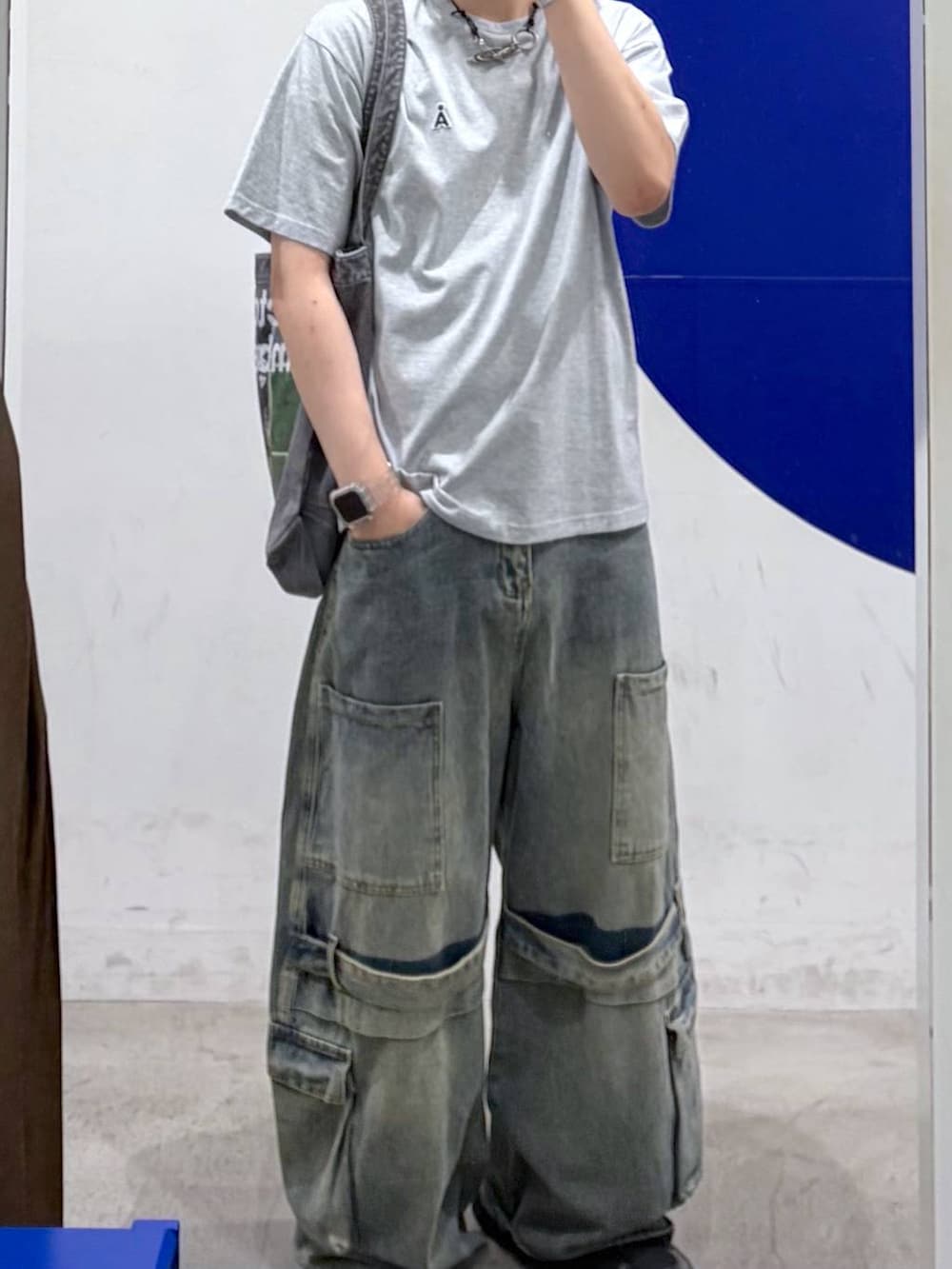 ブルー系のカーゴパンツ、その他のトートバッグ、グレー系のTシャツ/カットソーを着用したメンズの夏コーディネートの2枚目の写真
