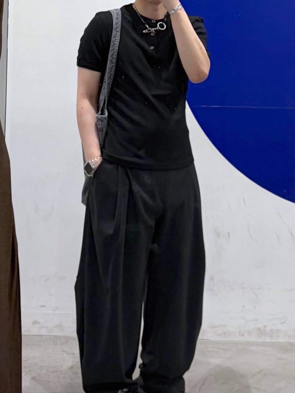 グレー系のスラックス、その他のトートバッグ、ブラック系のTシャツ/カットソーを着用したメンズの夏コーディネートの2枚目の写真