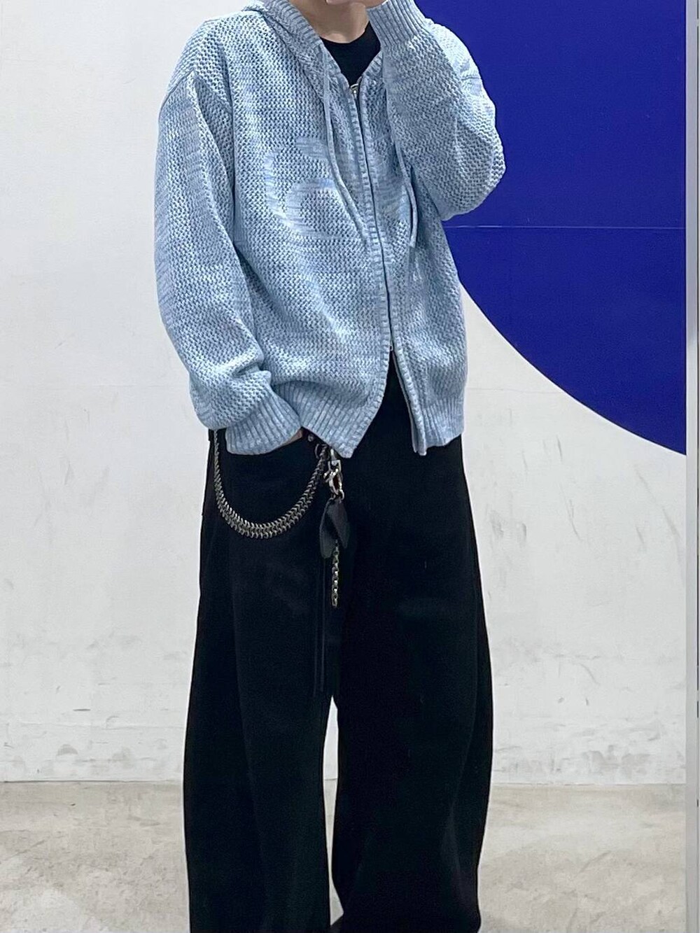 ブラック系のスウェットパンツ、ブルー系のパーカーを着用したメンズの春コーディネートの2枚目の写真