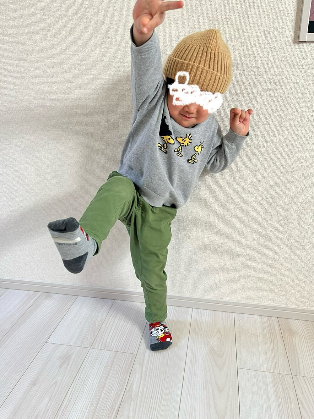 グレー系のニット/セーター、グリーン系のチノパンツ、ベージュ系のニットキャップ/ビーニーを着用したキッズの冬コーディネートの2枚目の写真