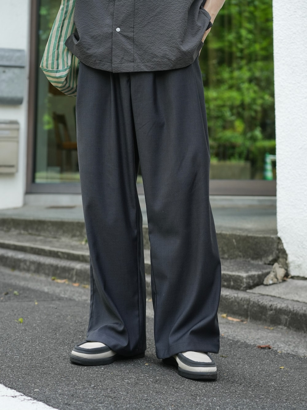 グレー系のシャツ/ブラウス、グレー系のスラックス、ブラウン系のローファーを着用したメンズの春コーディネートの4枚目の写真