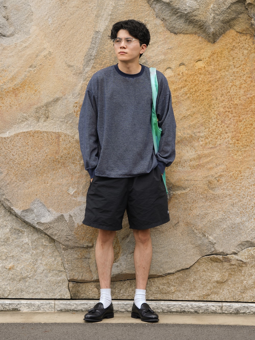 ブラック系のその他パンツ、ブルー系のTシャツ/カットソー、ブラック系のローファーを着用したメンズの夏コーディネートの2枚目の写真