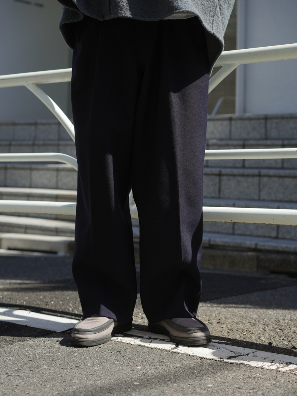 ブルー系のジャケット/アウター、ブルー系のスラックス、ブラウン系のローファーを着用したメンズの春コーディネートの4枚目の写真