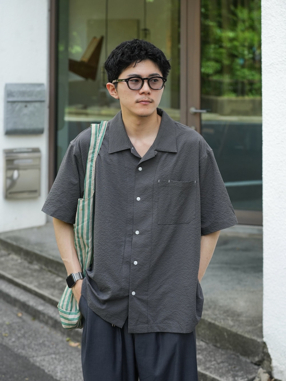 グレー系のシャツ/ブラウス、グレー系のスラックス、ブラウン系のローファーを着用したメンズの春コーディネートの3枚目の写真