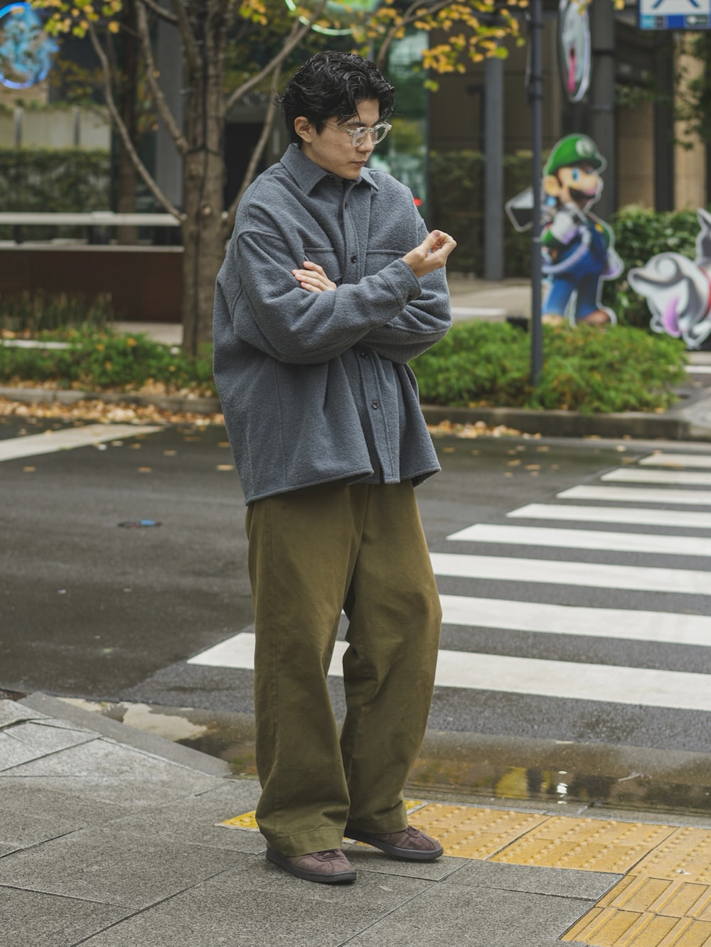 「最近のいい感じコーデ、冬アウター、シャツスタイル、シャツジャケット、CPOジャケット、チノパン、きれいめカジュアル、オトナカジュアル、大人カジュアル、大人コーデ、アディダス、スニーカーコーデ、冬コーデ、冬のコーデ」｜「Graphpaperのアイテム（ジャケット/アウター、グレー系）」を使った、しゃちょーさん（メンズ・169cm）の秋コーディネートの2枚目の写真