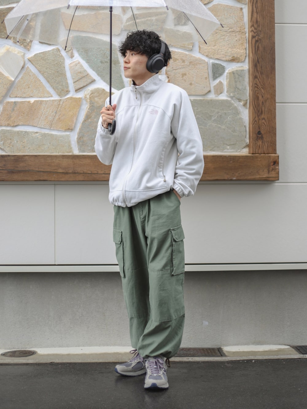 グリーン系のカーゴパンツ、ホワイト系のジャケット/アウター、グレー系のスニーカーを着用したメンズの冬コーディネートの2枚目の写真