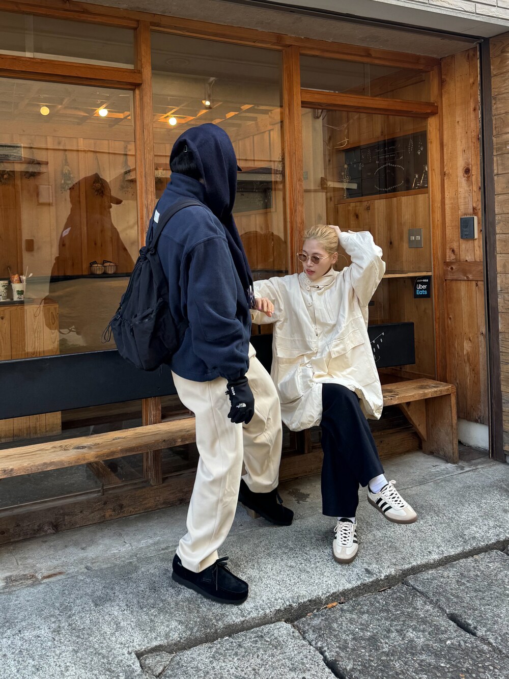 「シンプル、マフラー、マフラーぐるぐる、マフラーコーデ、白パンツ、ホワイトパンツ、ワラビー、革靴、キャップ、キャップコーデ、低身長、低身長コーデ、手袋」｜「THE NORTH FACEのTHE NORTH FACE WINDSTOPPER ETIP GLOVE / ザ・ノース・フェイス ウィンドストッパー イーチップ グローブ（手袋、ブラック系）」を使った、しゃちょーさん（メンズ・169cm）の冬コーディネートの3枚目の写真