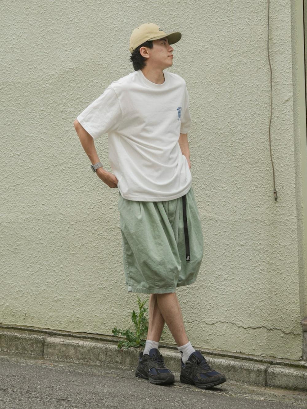 グリーン系のパンツ、ホワイト系のTシャツ/カットソー、ブルー系のスニーカーを着用したメンズの夏コーディネートの4枚目の写真