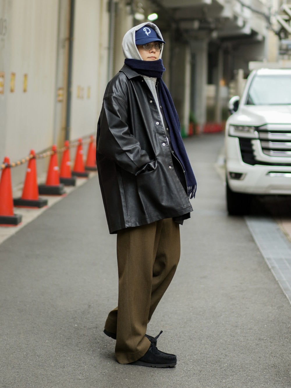 「レイヤードスタイル、ハーフコート、キャップ、ストリート、ストリートコーデ、秋っぽコーデ更新中、お出かけコーデ、大人カジュアル、スラックス、古着コーデ、フーディー、パーカー」｜「BEAMSのINFIELDERDESIGN × BEAMS / 別注 MLB Cashmere Stole（マフラー、その他）」を使った、しゃちょーさん（メンズ・169cm）の秋コーディネートの2枚目の写真