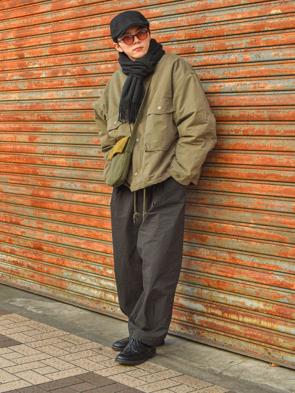 ブラック系のドレスシューズ、パープル系のその他を着用したメンズの冬コーディネートの2枚目の写真