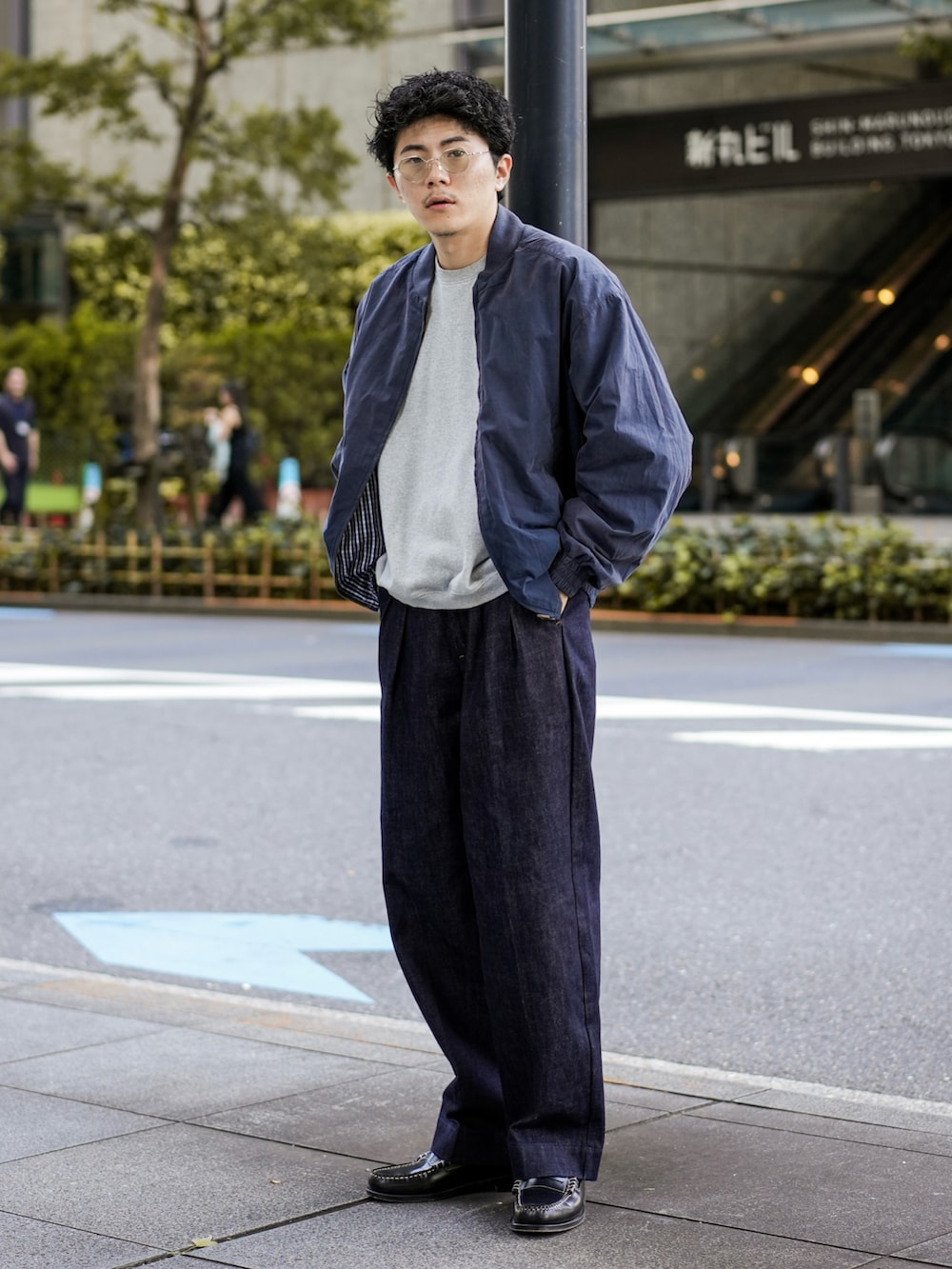 ブルー系のデニムパンツ、ブラック系のローファー、ブルー系のブルゾンを着用したメンズの秋コーディネートの3枚目の写真