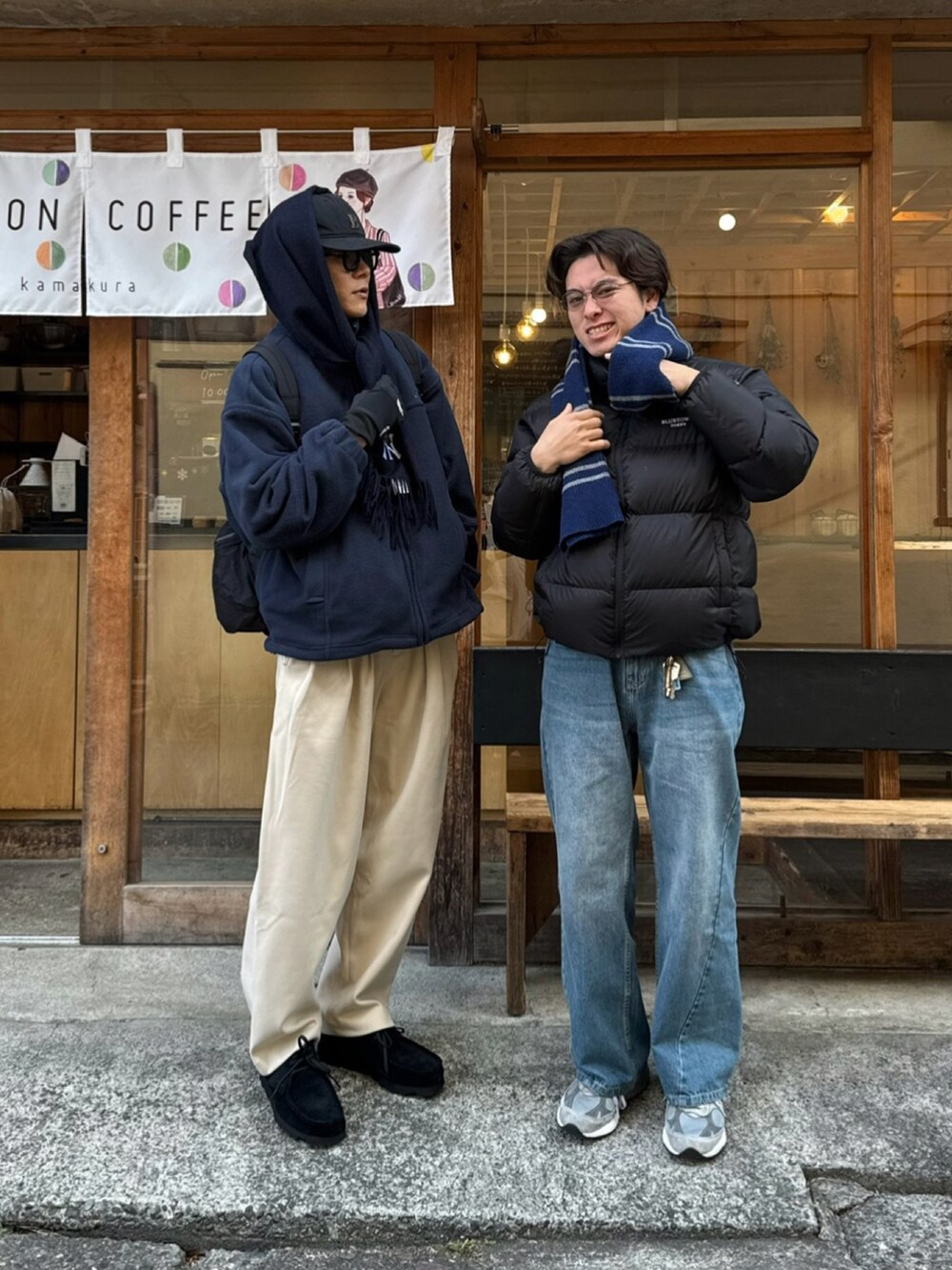 「シンプル、マフラー、マフラーぐるぐる、マフラーコーデ、白パンツ、ホワイトパンツ、ワラビー、革靴、キャップ、キャップコーデ、低身長、低身長コーデ、手袋」｜「THE NORTH FACEのTHE NORTH FACE WINDSTOPPER ETIP GLOVE / ザ・ノース・フェイス ウィンドストッパー イーチップ グローブ（手袋、ブラック系）」を使った、しゃちょーさん（メンズ・169cm）の冬コーディネートの4枚目の写真