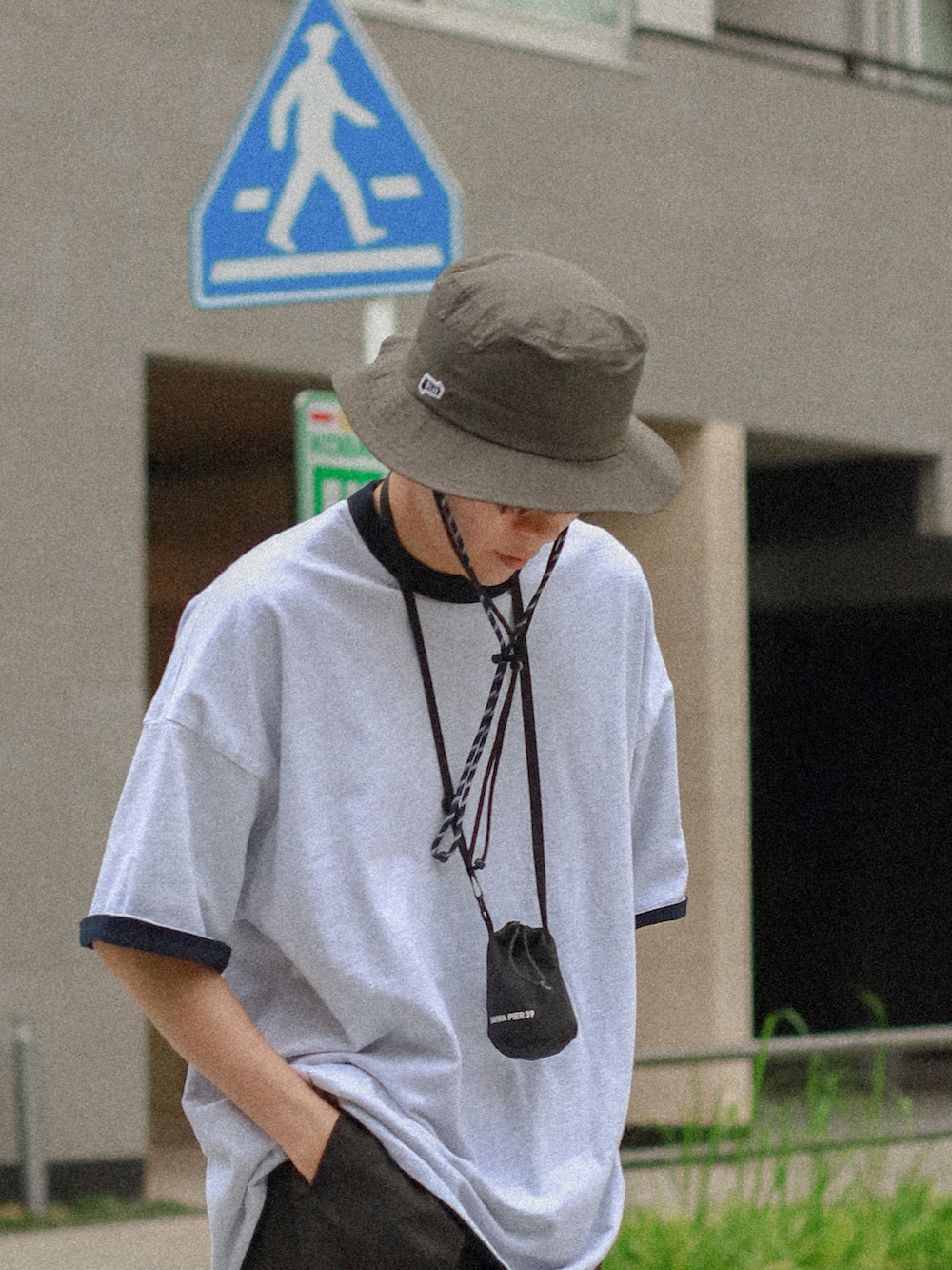 ブルー系のTシャツ/カットソー、ブラック系のその他パンツ、グレー系のスニーカーを着用したメンズの春コーディネートの2枚目の写真
