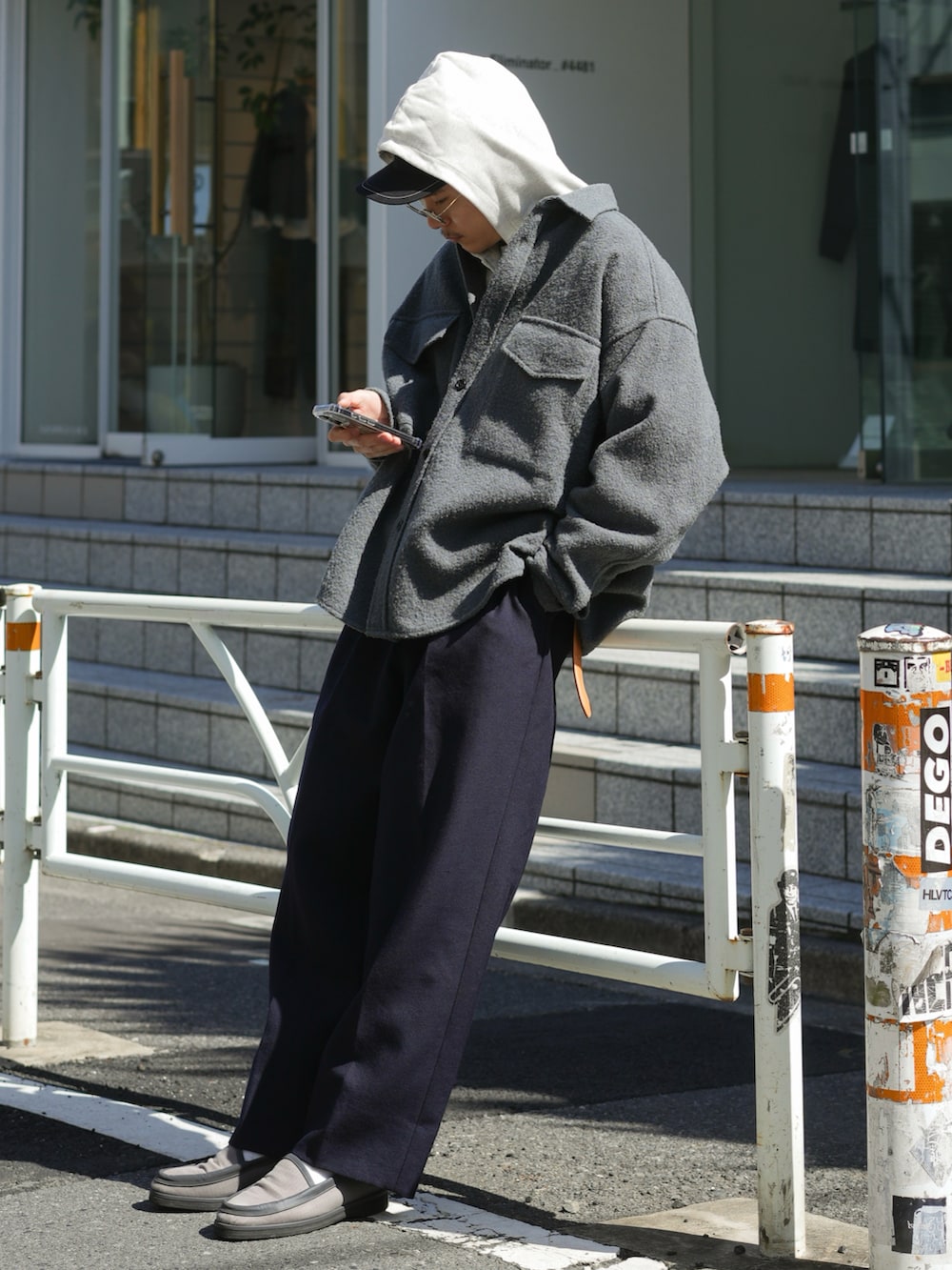 ブルー系のジャケット/アウター、ブルー系のスラックス、ブラウン系のローファーを着用したメンズの春コーディネートの2枚目の写真