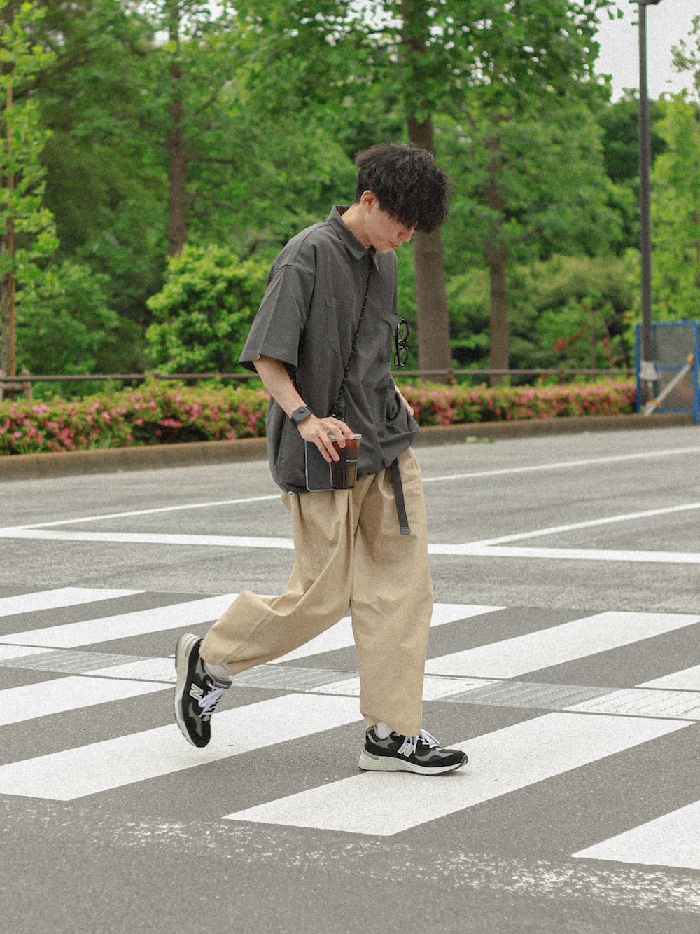 ベージュ系のチノパンツ、グレー系のその他トップスを着用したメンズの夏コーディネートの2枚目の写真