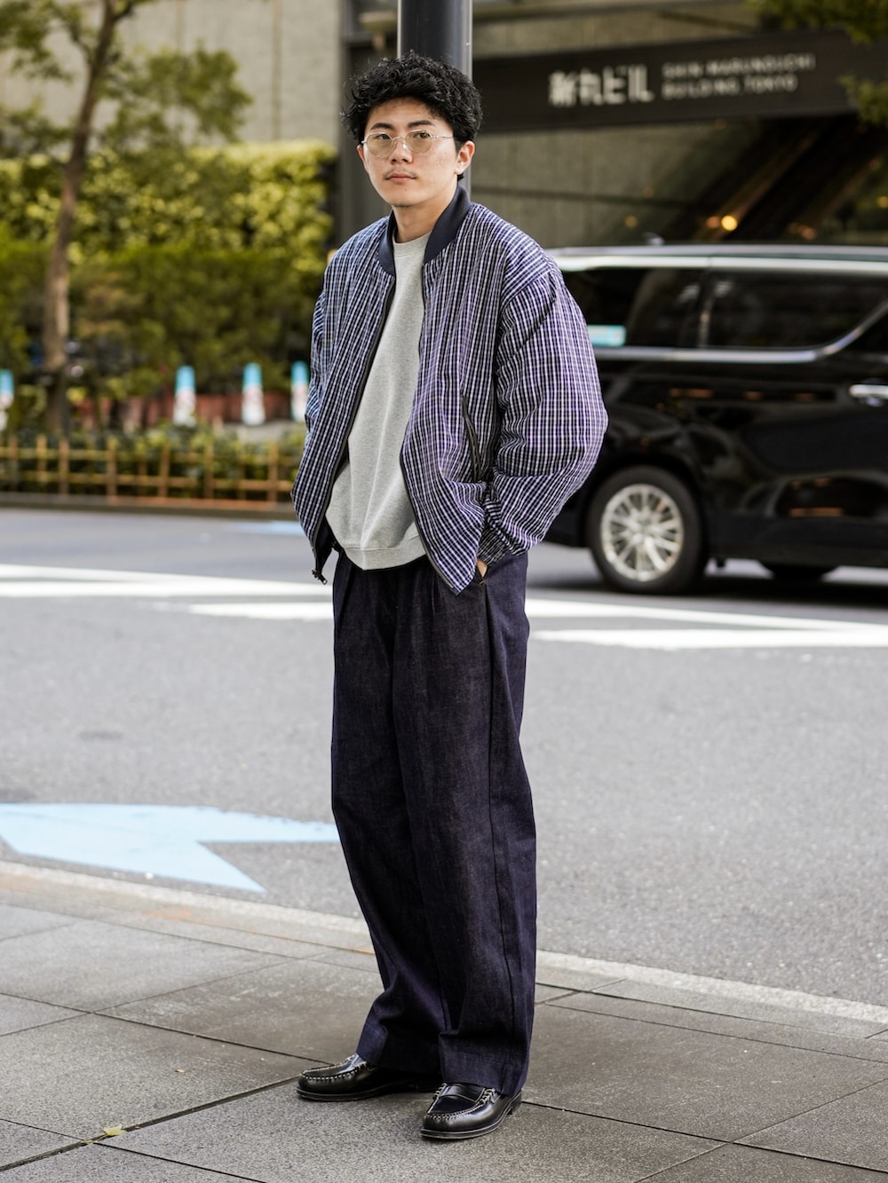 ブルー系のデニムパンツ、ブラック系のローファー、ブルー系のブルゾンを着用したメンズの秋コーディネートの2枚目の写真