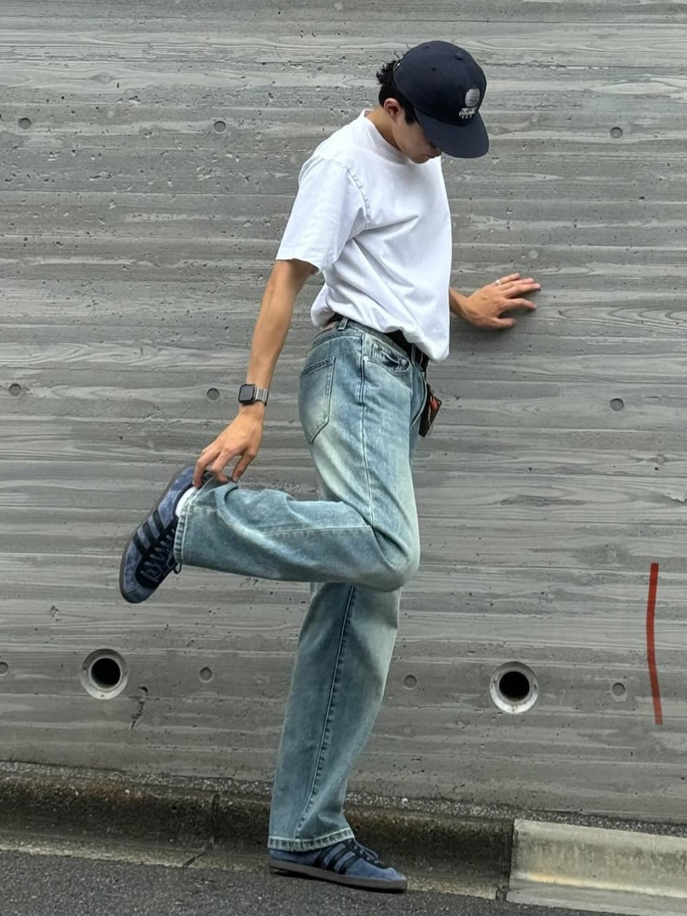 ホワイト系のTシャツ/カットソー、ブルー系のデニムパンツ、ブルー系のスニーカーを着用したメンズの夏コーディネートの3枚目の写真