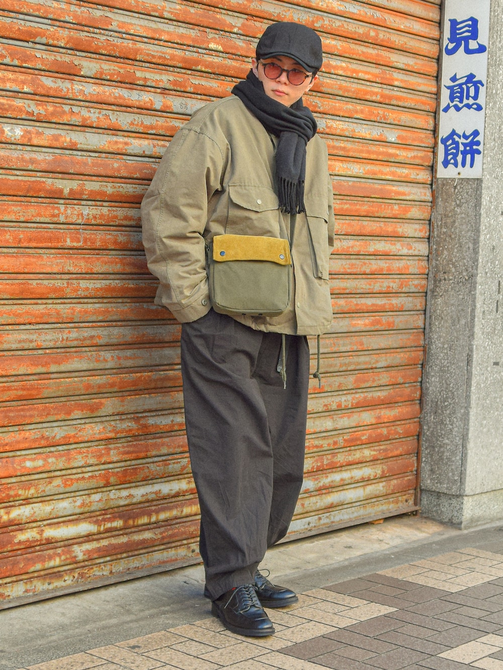 ブラック系のドレスシューズ、パープル系のその他を着用したメンズの冬コーディネートの3枚目の写真