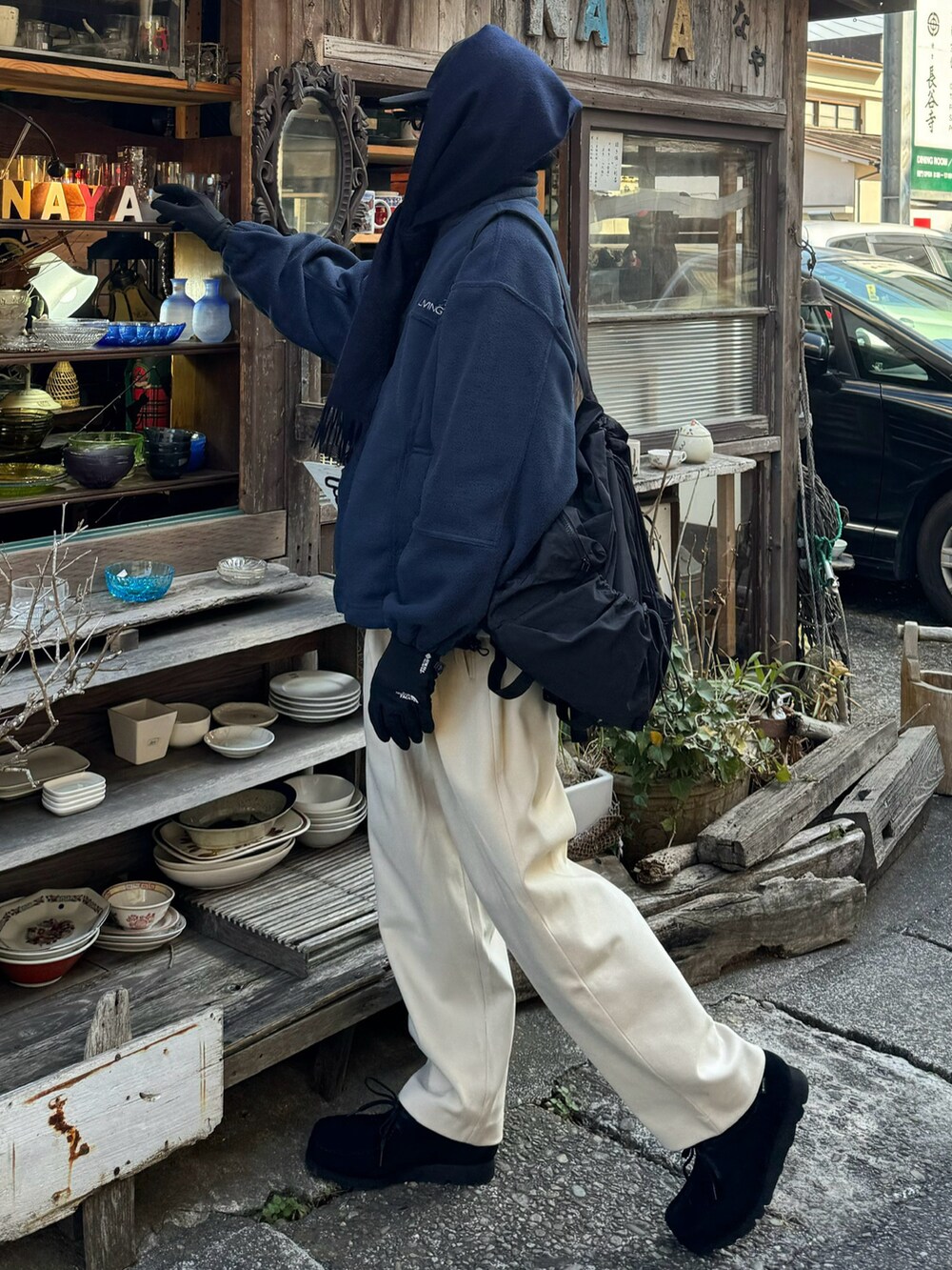 「シンプル、マフラー、マフラーぐるぐる、マフラーコーデ、白パンツ、ホワイトパンツ、ワラビー、革靴、キャップ、キャップコーデ、低身長、低身長コーデ、手袋」｜「THE NORTH FACEのTHE NORTH FACE WINDSTOPPER ETIP GLOVE / ザ・ノース・フェイス ウィンドストッパー イーチップ グローブ（手袋、ブラック系）」を使った、しゃちょーさん（メンズ・169cm）の冬コーディネートの5枚目の写真