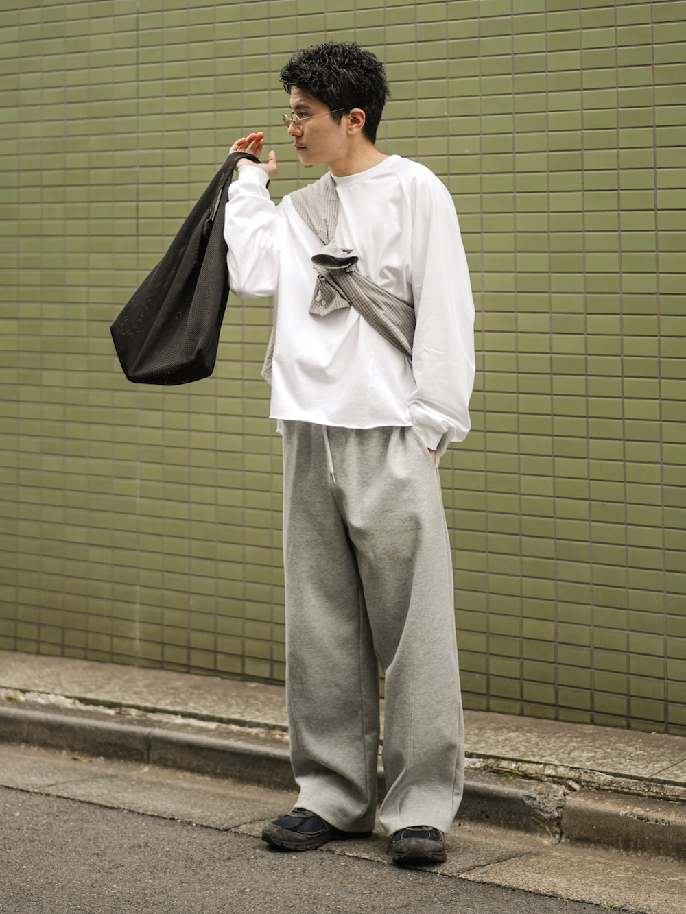 「最近のいい感じコーデ、大人カジュアル、古着MIX、おでかけコーデ、オトナカジュアル、シンプルコーデ、春ファッション、スウェットパンツ、スウェットパンツコーデ、ロンT、白Tシャツ×デニム、春コーデ、大人コーデ」｜「BONBONのアイテム（Tシャツ/カットソー、ホワイト系）」を使った、しゃちょーさん（メンズ・169cm）の春コーディネートの3枚目の写真