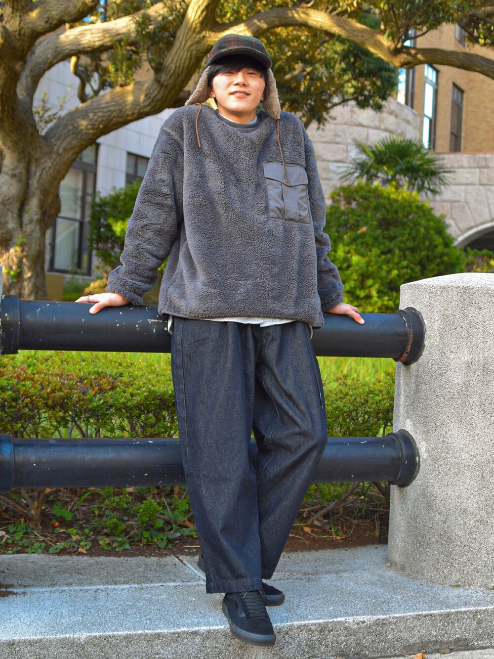 「古着、ビッグシルエット、秋のコーデ、フリース、ワイドパンツ、プチプラ、スウエット、古着MIX、プチプラコーデ、古着コーデ、黒スニーカー、ガチャベルト、フライトキャップ、ワイドデニム、GUコーデ」｜「８(eight)のワイドデニム（デニムパンツ、ブラック系）」を使った、しゃちょーさん（メンズ・169cm）の秋コーディネートの2枚目の写真