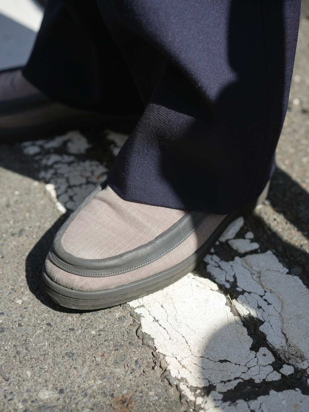 ブルー系のジャケット/アウター、ブルー系のスラックス、ブラウン系のローファーを着用したメンズの春コーディネートの5枚目の写真