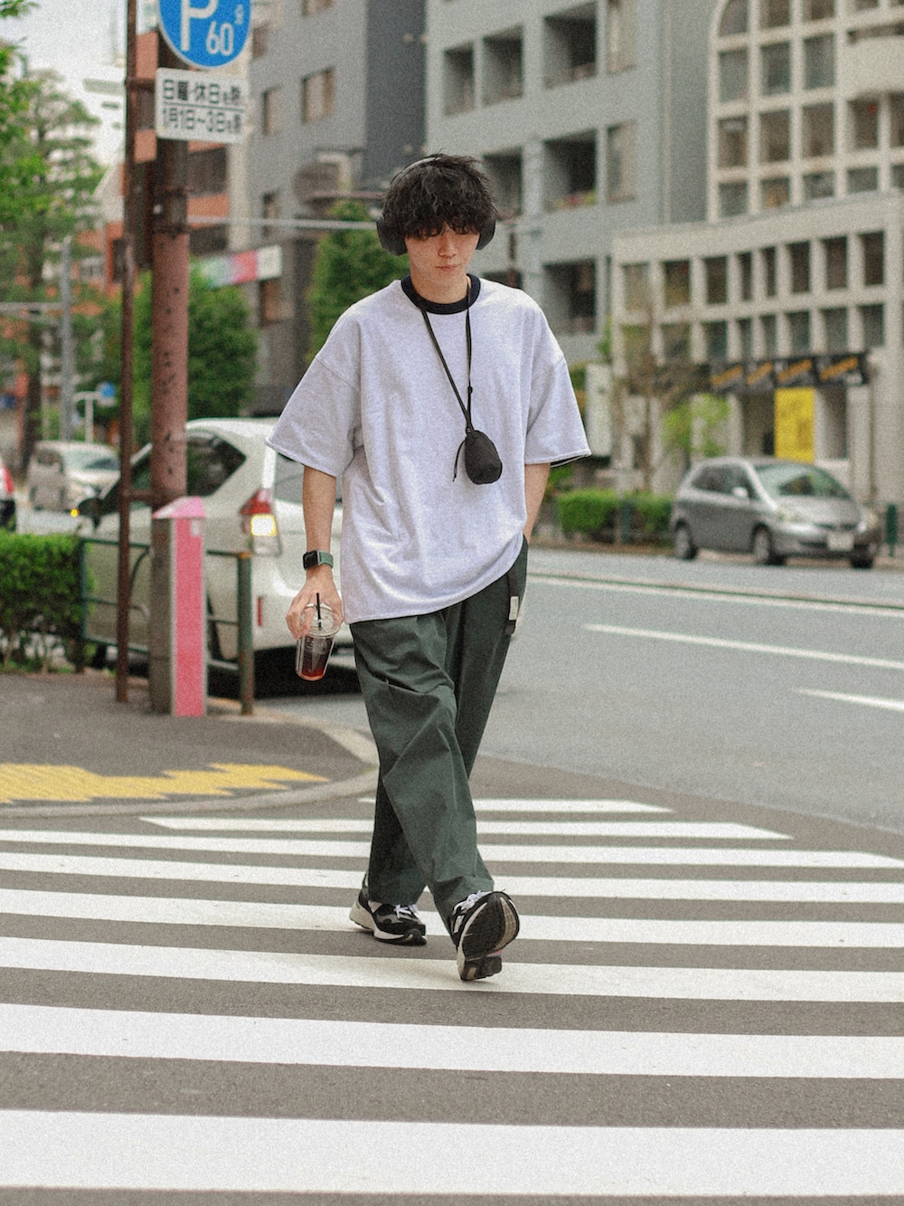 「カジュアルコーデ、Tシャツ、ビッグシルエット、スニーカー、ニューバランス、低身長男子、夏、グリーン、夏コーデ、リンガーTシャツ、ヘッドホン、ミニポーチ、シティーボーイ、メンズコーデ」｜「NAUTICAのNAUTICA/ノーティカ “TOO BIG” Reversible Game Tee/トゥービッグリバーシブルゲームTシャツ（Tシャツ/カットソー、ブルー系）」を使った、しゃちょーさん（メンズ・169cm）の夏コーディネートの2枚目の写真