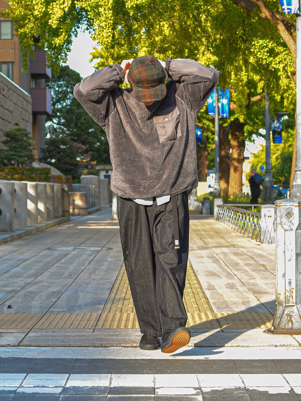 「古着、ビッグシルエット、秋のコーデ、フリース、ワイドパンツ、プチプラ、スウエット、古着MIX、プチプラコーデ、古着コーデ、黒スニーカー、ガチャベルト、フライトキャップ、ワイドデニム、GUコーデ」｜「８(eight)のワイドデニム（デニムパンツ、ブラック系）」を使った、しゃちょーさん（メンズ・169cm）の秋コーディネートの3枚目の写真
