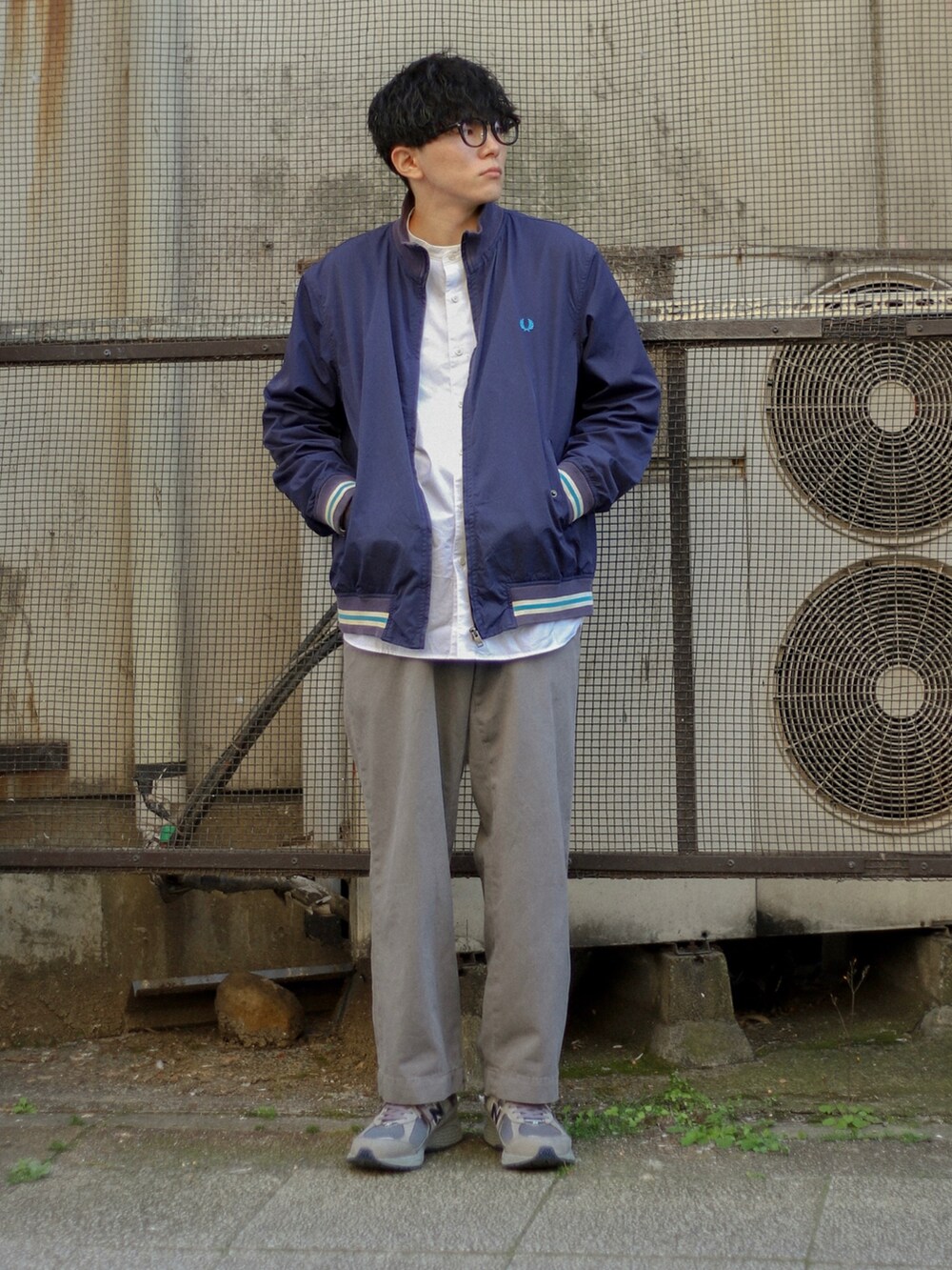 「春服みてみて、春、春服、きれいめカジュアル、カジュアルコーデ、春アウター、ブルゾン、シンプルスタイル、ノーカラーシャツ、スニーカー、ワイドパンツ、古着MIX、古着コーデ、シャツスタイル、レイヤードスタイル」｜「FRED PERRYのアイテム（ブルゾン、ブルー系）」を使った、しゃちょーさん（メンズ・169cm）の春コーディネートの2枚目の写真
