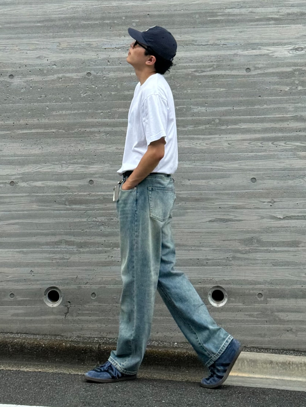 ホワイト系のTシャツ/カットソー、ブルー系のデニムパンツ、ブルー系のスニーカーを着用したメンズの夏コーディネートの2枚目の写真