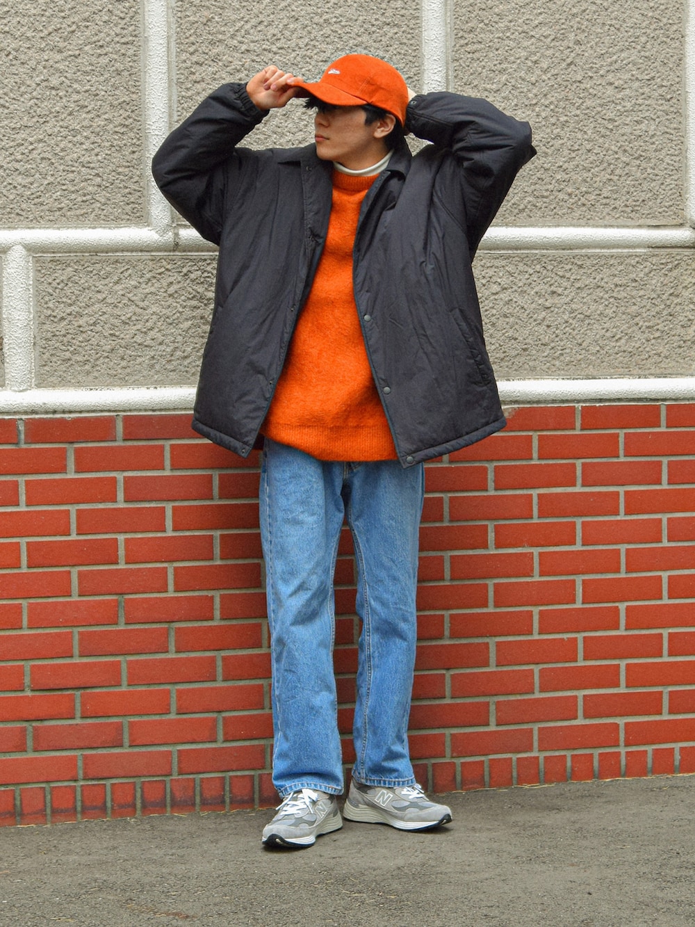 「差し色、差し色(オレンジ)、デニムパンツ、デニム、コーチジャケット、ニット、オレンジニット、オレンジ、オレンジコーデ、キャップ、レイヤードスタイル、レイヤード、タートルネック、あったかコーデ、韓国ファッション」｜「CIAOPANIC TYPYの【ZOZOTOWN限定】【ユニセックス】モヘアライクジャガードクルーネックニット（ニット/セーター、オレンジ系）」を使った、しゃちょーさん（メンズ・169cm）の冬コーディネートの3枚目の写真