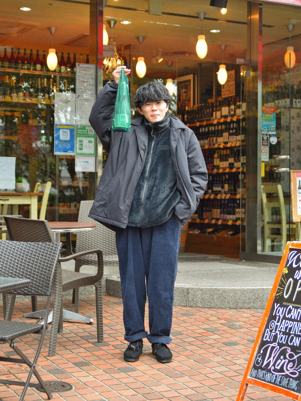 「ワラビー、コーデュロイパンツ、コーデュロイ、ミリタリージャケット、コーチジャケット、モンスターパーカー、古着、古着MIX、メンズコーデ、ビッグシルエット、ブラックコーデ、ワントーンコーデ、ワントーン、韓国ファッション、あったかコーデ」|「FREAK'S STOREのFREAK'S STORE/フリークスストア 中綿COACH JACKET/コーチジャケット/FREAK'S STORE(ブルゾン、ブラック系)」を使った、しゃちょーさん(メンズ・169cm)の冬コーディネートの2枚目の写真