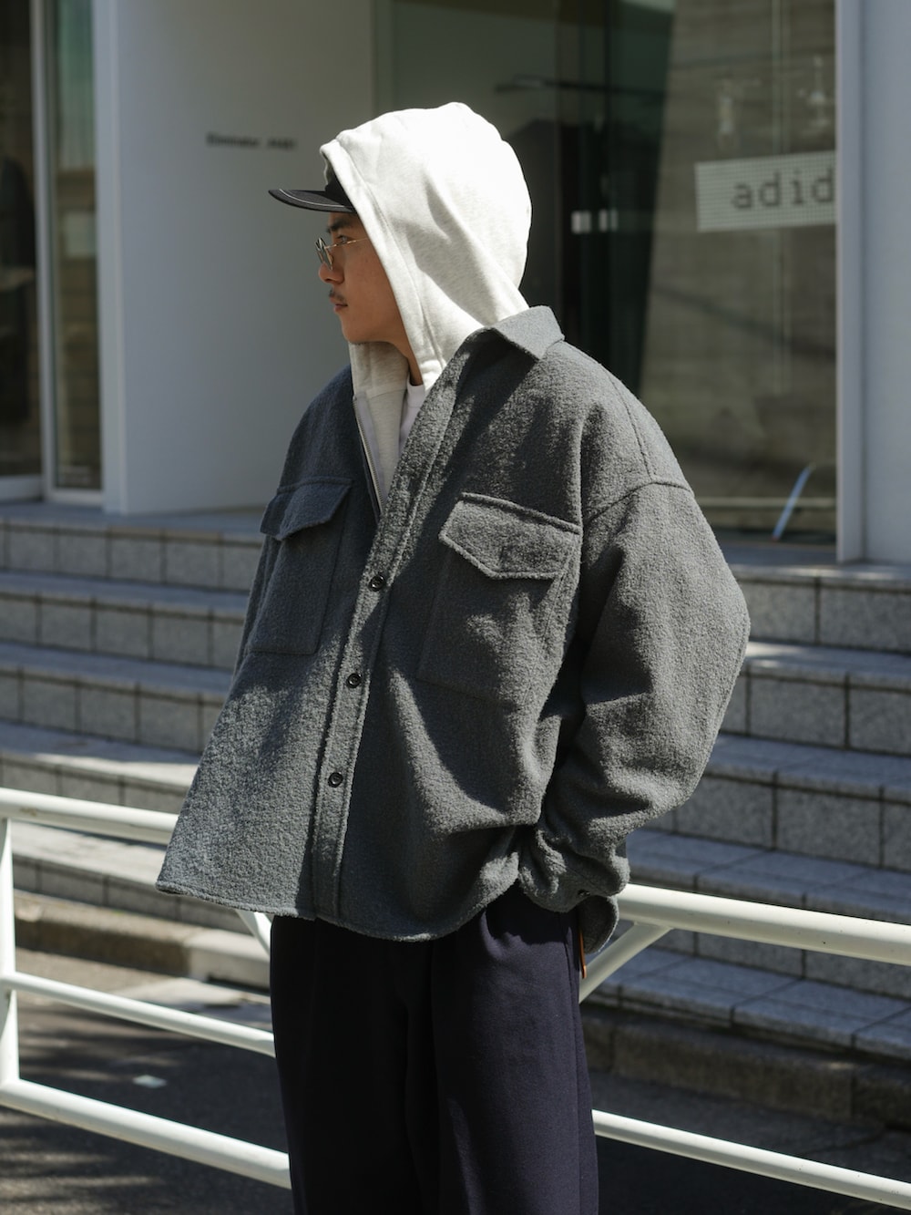 ブルー系のジャケット/アウター、ブルー系のスラックス、ブラウン系のローファーを着用したメンズの春コーディネートの3枚目の写真