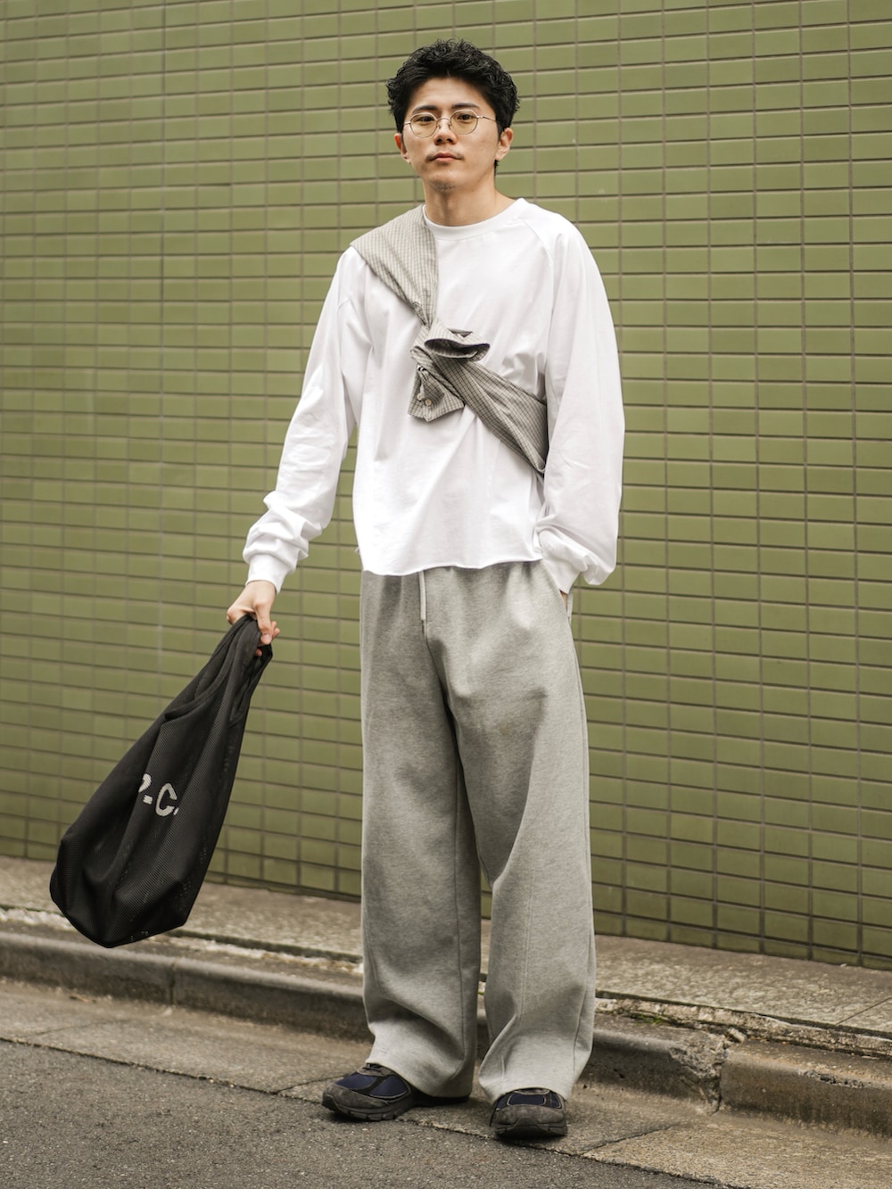 「最近のいい感じコーデ、大人カジュアル、古着MIX、おでかけコーデ、オトナカジュアル、シンプルコーデ、春ファッション、スウェットパンツ、スウェットパンツコーデ、ロンT、白Tシャツ×デニム、春コーデ、大人コーデ」｜「BONBONのアイテム（Tシャツ/カットソー、ホワイト系）」を使った、しゃちょーさん（メンズ・169cm）の春コーディネートの2枚目の写真