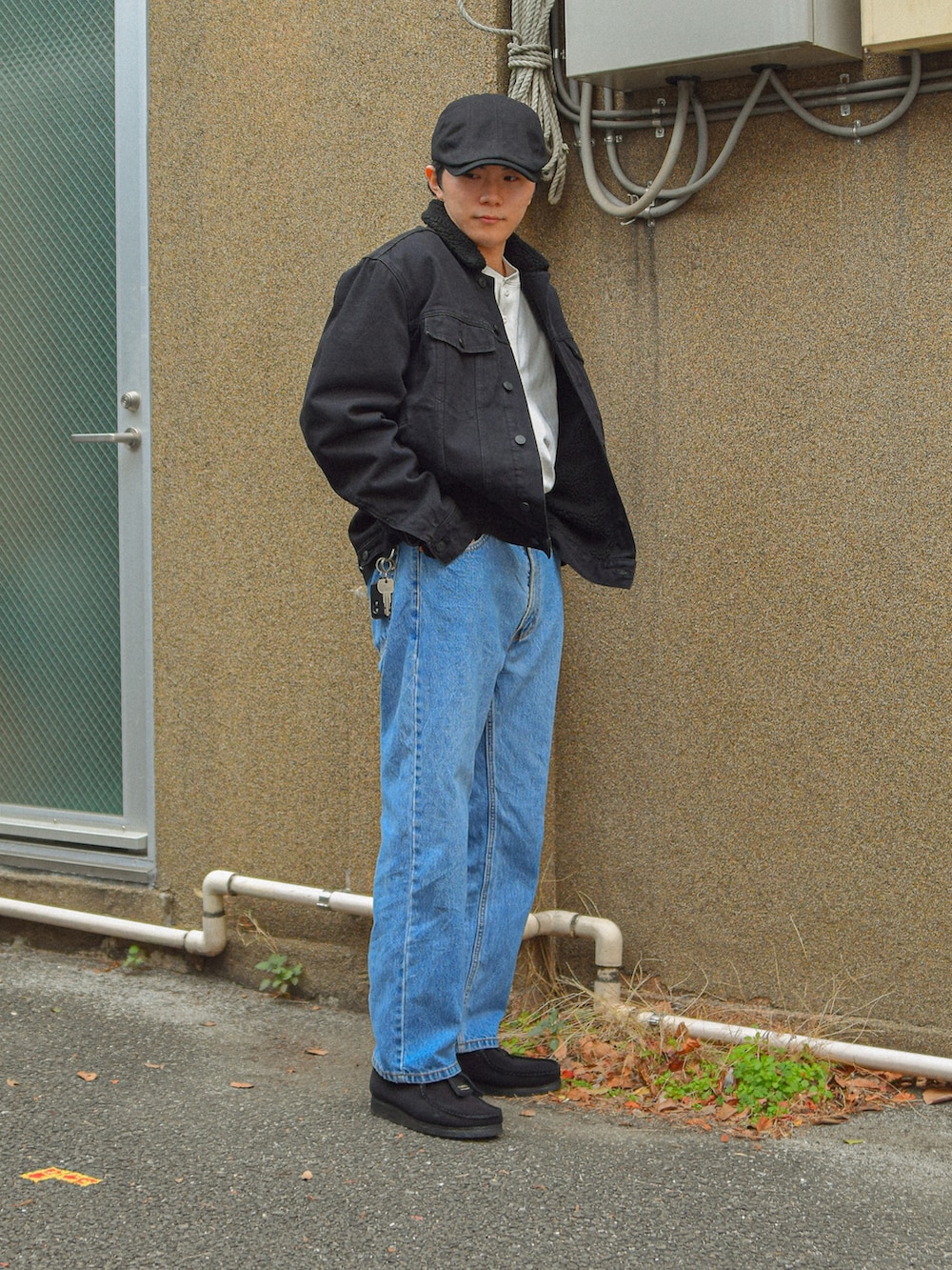 ブラック系のモカシン/デッキシューズ、パープル系のその他を着用したメンズの冬コーディネートの2枚目の写真