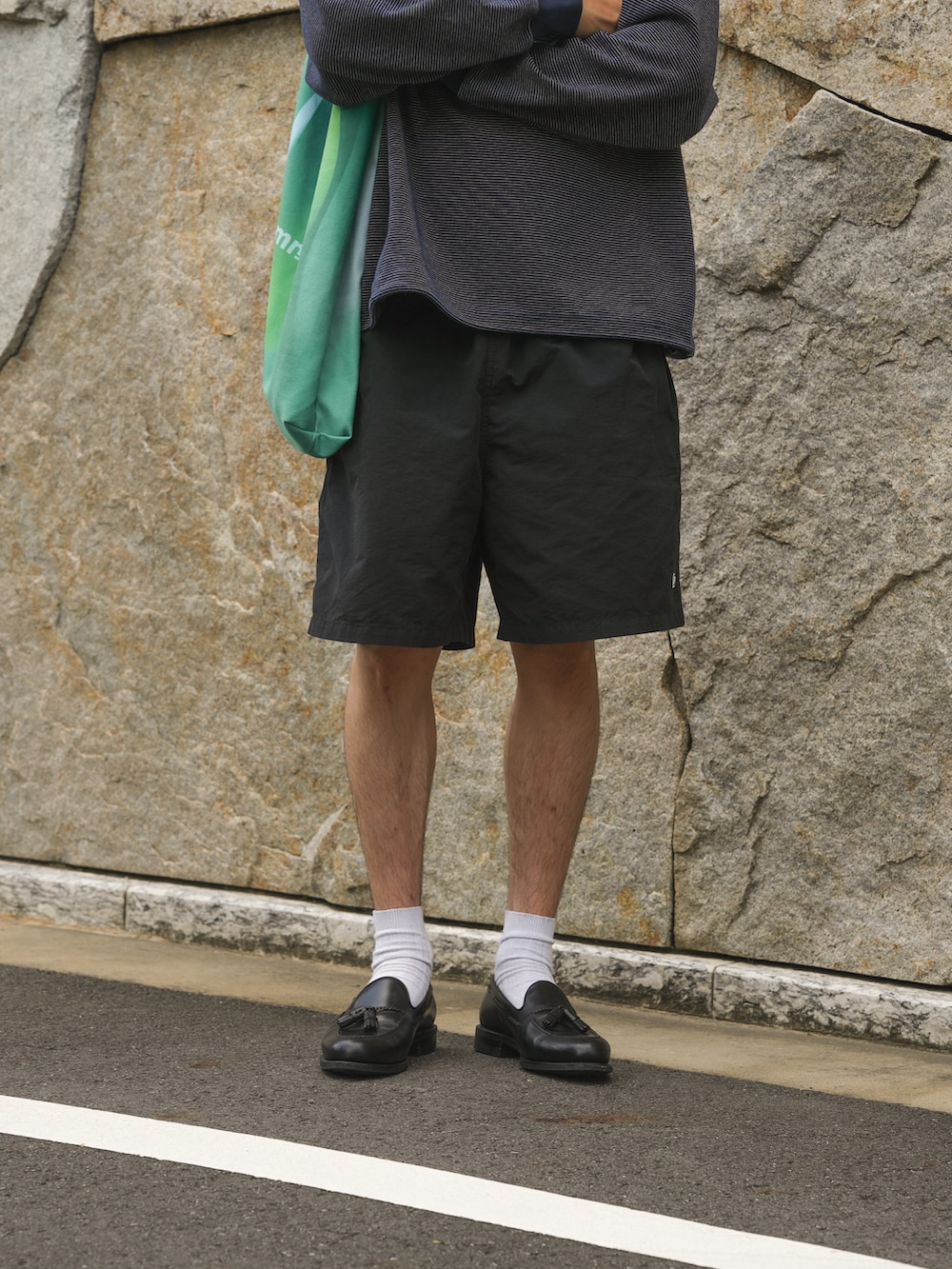ブラック系のその他パンツ、ブルー系のTシャツ/カットソー、ブラック系のローファーを着用したメンズの夏コーディネートの4枚目の写真