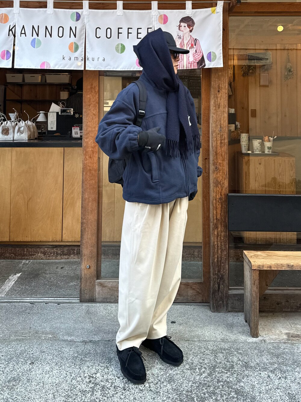 「シンプル、マフラー、マフラーぐるぐる、マフラーコーデ、白パンツ、ホワイトパンツ、ワラビー、革靴、キャップ、キャップコーデ、低身長、低身長コーデ、手袋」｜「THE NORTH FACEのTHE NORTH FACE WINDSTOPPER ETIP GLOVE / ザ・ノース・フェイス ウィンドストッパー イーチップ グローブ（手袋、ブラック系）」を使った、しゃちょーさん（メンズ・169cm）の冬コーディネートの2枚目の写真