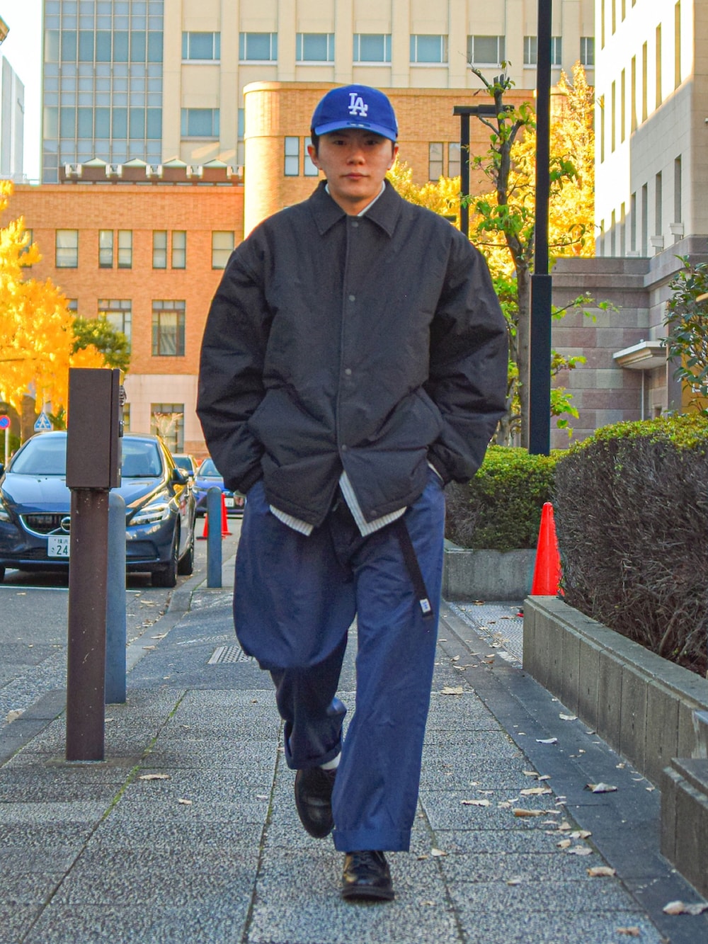 ブラック系のブルゾン、ブルー系のパンツ、ブラック系のドレスシューズを着用したメンズの冬コーディネートの2枚目の写真