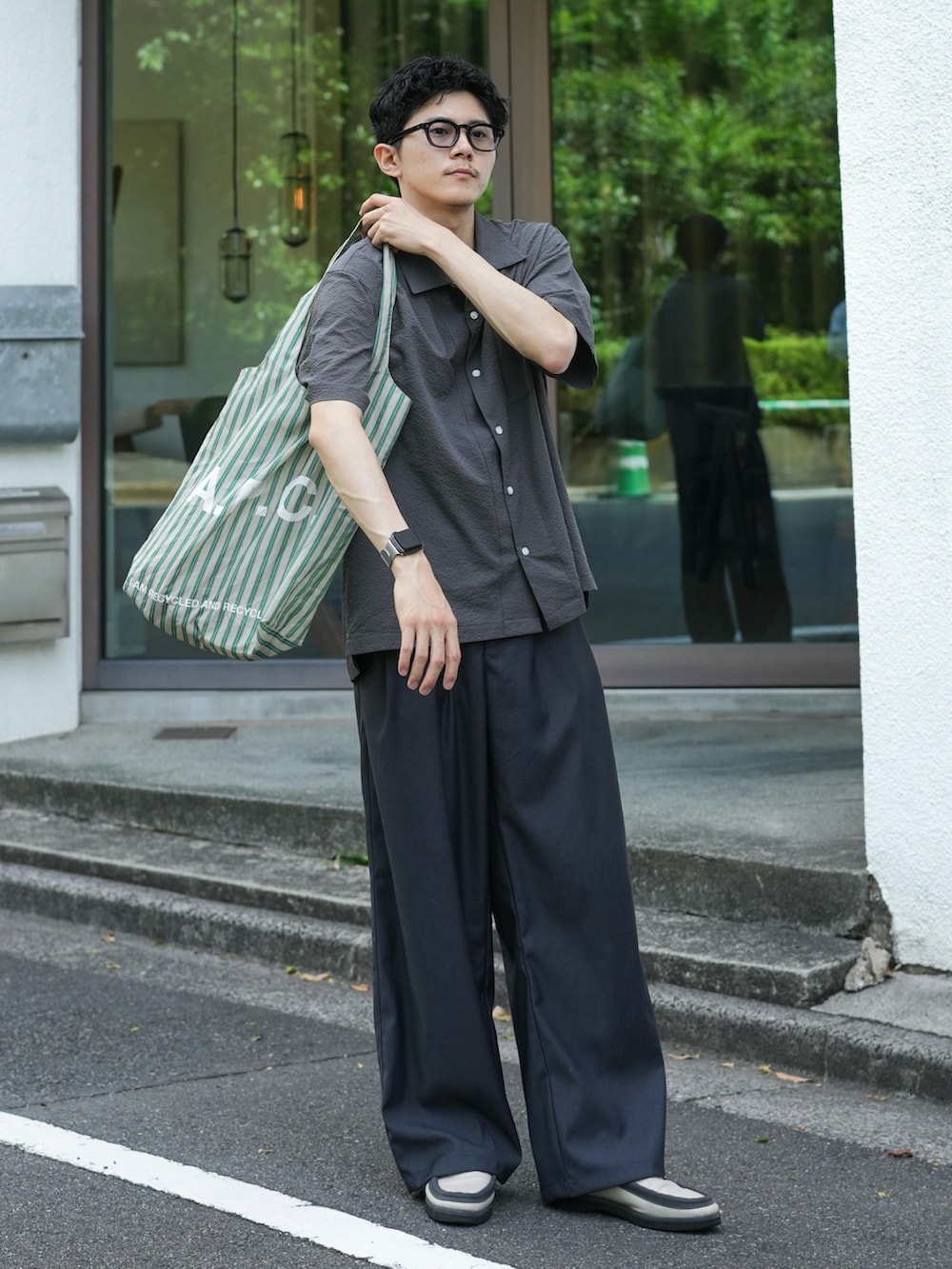 グレー系のシャツ/ブラウス、グレー系のスラックス、ブラウン系のローファーを着用したメンズの春コーディネートの2枚目の写真