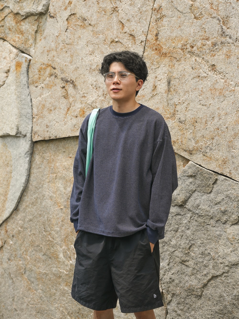 ブラック系のその他パンツ、ブルー系のTシャツ/カットソー、ブラック系のローファーを着用したメンズの夏コーディネートの3枚目の写真