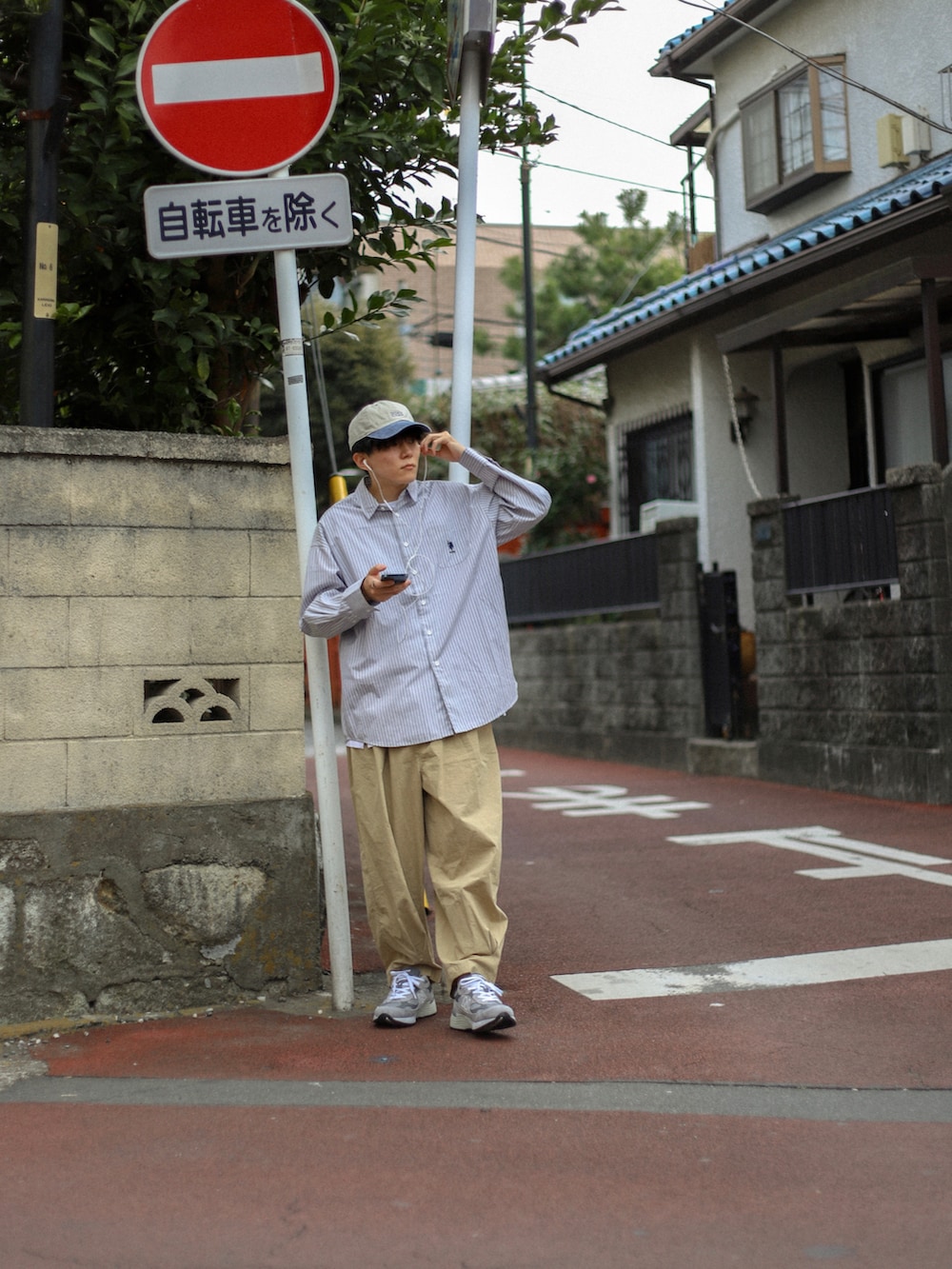 グレー系のスニーカー、その他のシャツ/ブラウス、パープル系のその他を着用したメンズの春コーディネートの2枚目の写真