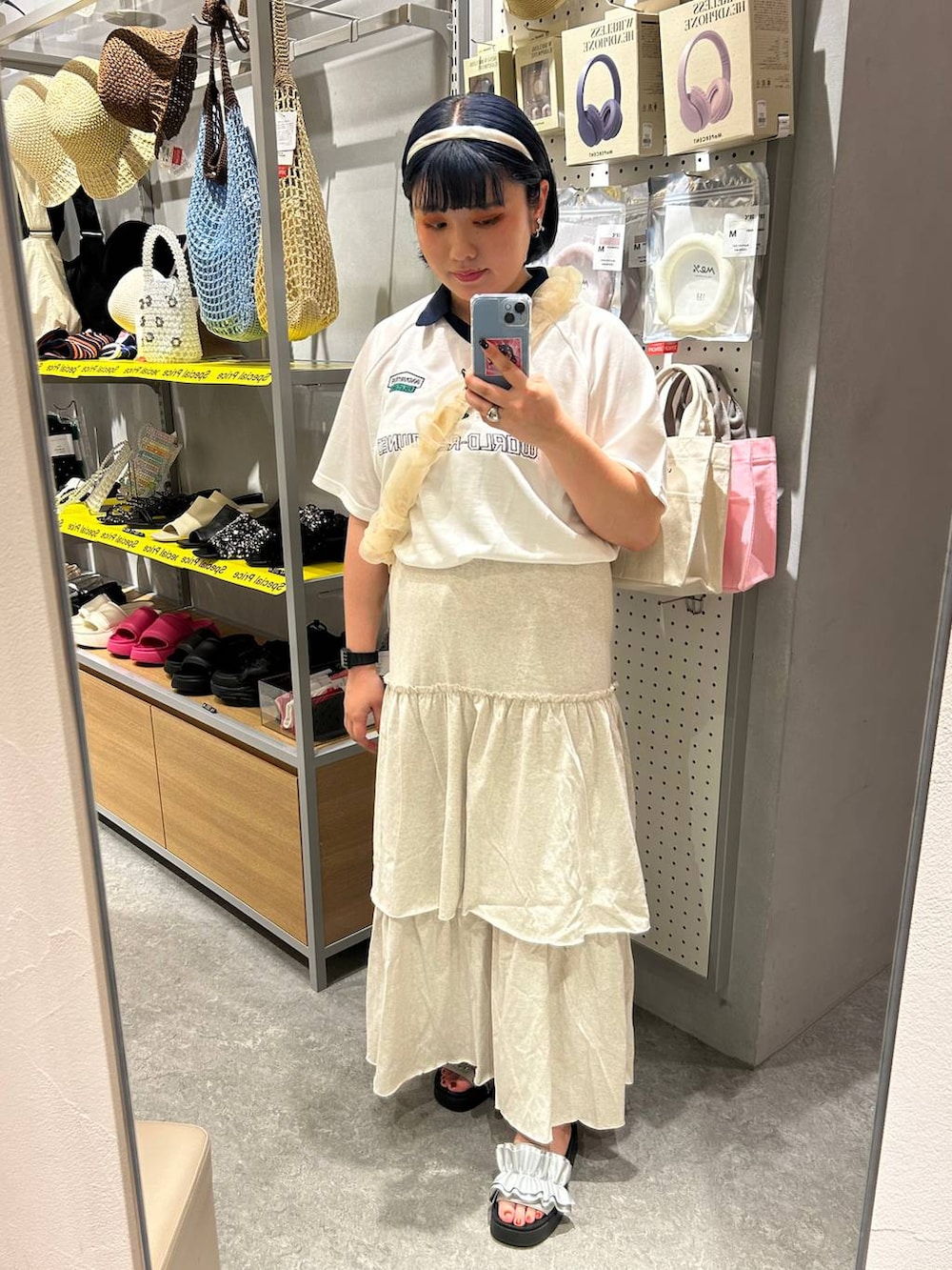 「着痩せ・細見え、体型カバー、個性派、Tシャツ、LOWRYS FARM、デート/ロマンティック、旅行、女子会、カジュアル、大人女子カジュアル_LOWRYS FARM、大人カジュアル、ぽっちゃりスタッフ、スカート、サンダル」｜「LOWRYS FARMのカンドウフィットフリル　105198（サンダル、シルバー系）」を使った、なっちゃんさん（レディース・160cm）の夏コーディネートの2枚目の写真
