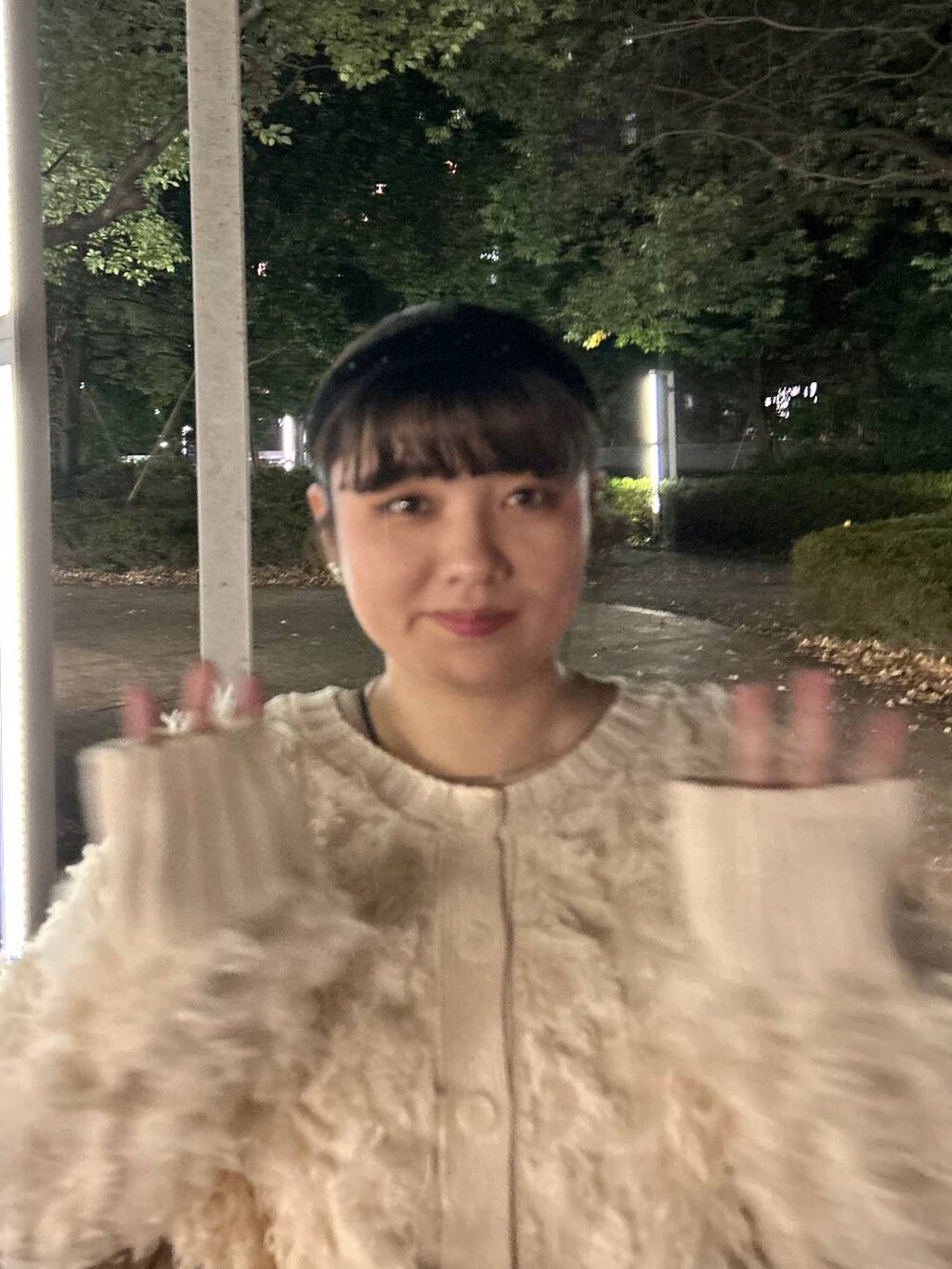 ブラック系のスラックス、ホワイト系のカーディガン/ボレロ、ブラック系のカチューシャを着用したレディースの秋コーディネートの3枚目の写真