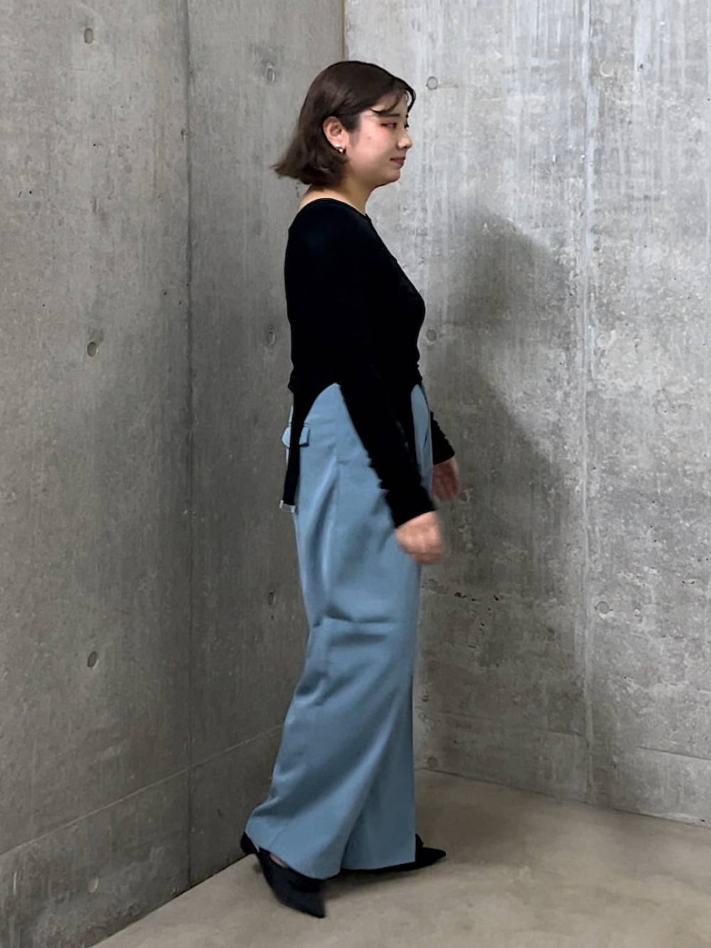 「着痩せ・細見え、体型カバー、個性派、ローリーズスタイル_LOWRYS FARM、大人女子カジュアル_LOWRYS FARM、大人カジュアル、デート/ロマンティック、旅行、カジュアル、女子会、LOWRYS FARM、ワイドパンツ」｜「LOWRYS FARMのリボンツキ２ＷＡＹミュール　100500（パンプス、ブラック系）」を使った、なっちゃんさん（レディース・160cm）の秋コーディネートの2枚目の写真