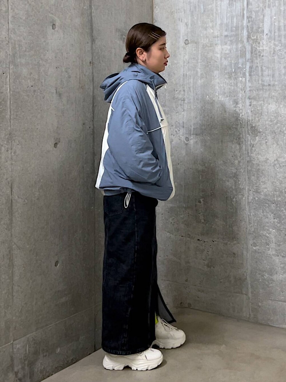 「着痩せ・細見え、体型カバー、個性派、ブルゾン、ローリーズスタイル_LOWRYS FARM、大人女子カジュアル_LOWRYS FARM、大人カジュアル、LOWRYS FARM、デート/ロマンティック、カジュアル、旅行、女子会」｜「LOWRYS FARMのＣＯＮＥ／ジャンスカ　 131367（ジャンパースカート、ブラック系）」を使った、なっちゃんさん（レディース・160cm）の秋コーディネートの2枚目の写真