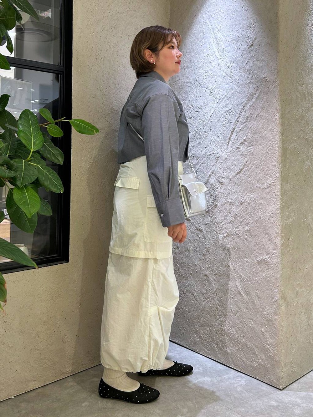 「着痩せ・細見え、体型カバー、個性派、ローリーズスタイル_LOWRYS FARM、大人女子カジュアル_LOWRYS FARM、LOWRYS FARM、シャツ、スカート、フラットシューズ、デート/ロマンティック、デートコーデ、春コーデ、おでかけ」｜「LOWRYS FARMのオックスネクタイシャツ 102240（シャツ/ブラウス、グレー系）」を使った、なっちゃんさん（レディース・160cm）の冬コーディネートの2枚目の写真