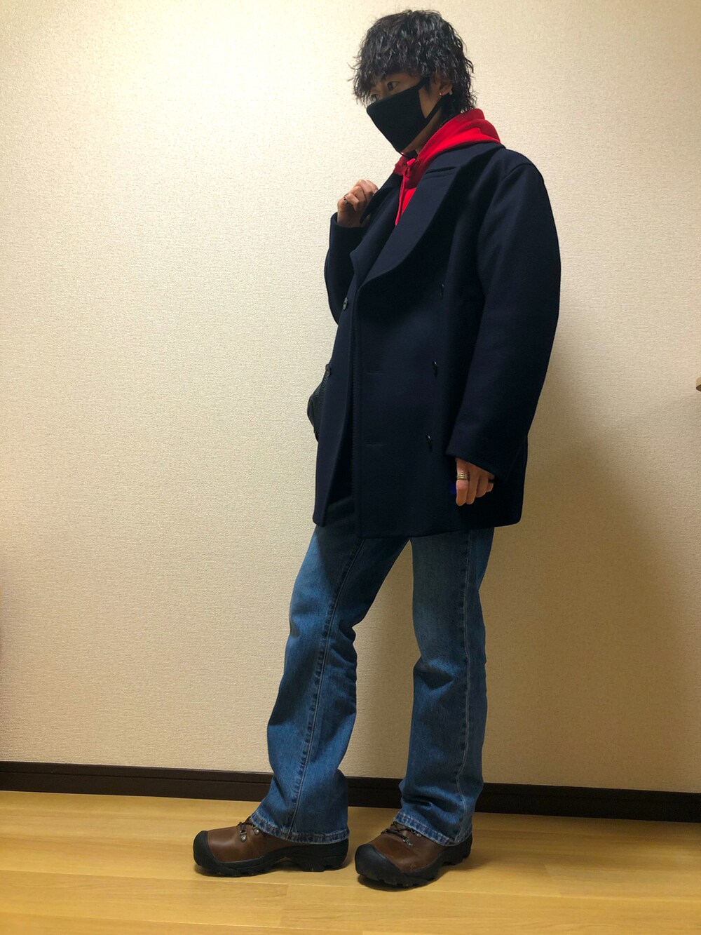 ブラウン系のブーツ、ブルー系のデニムパンツ、ブルー系のバックパック/リュックを着用したメンズの冬コーディネートの3枚目の写真