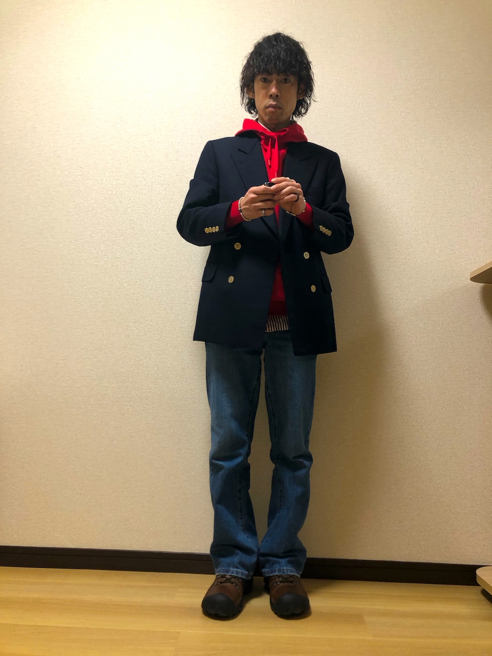 ブラウン系のブーツ、ブルー系のデニムパンツ、ブルー系のバックパック/リュックを着用したメンズの冬コーディネートの5枚目の写真